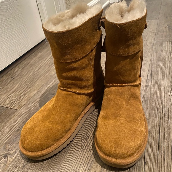 Koolaburra Bow Boots by Ugg - Picture 4 of 5